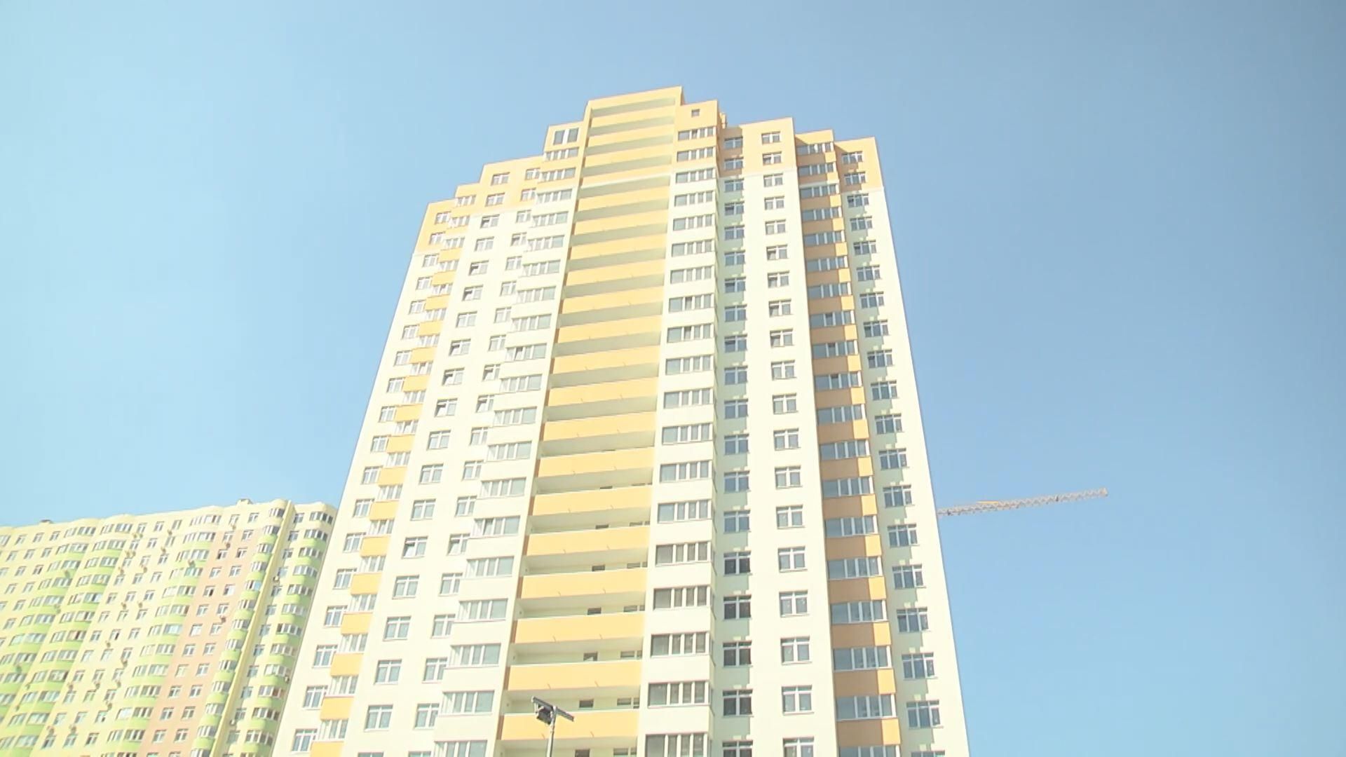 У Києві сплели найбільший тризуб зі стрічок У Києві сплели найбільший тризуб зі стрічок