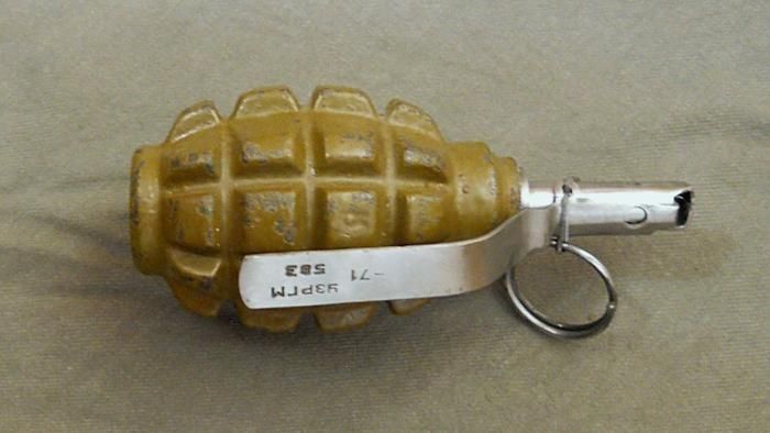 Опасная игрушка: мальчик нашел гранату возле детской площадки