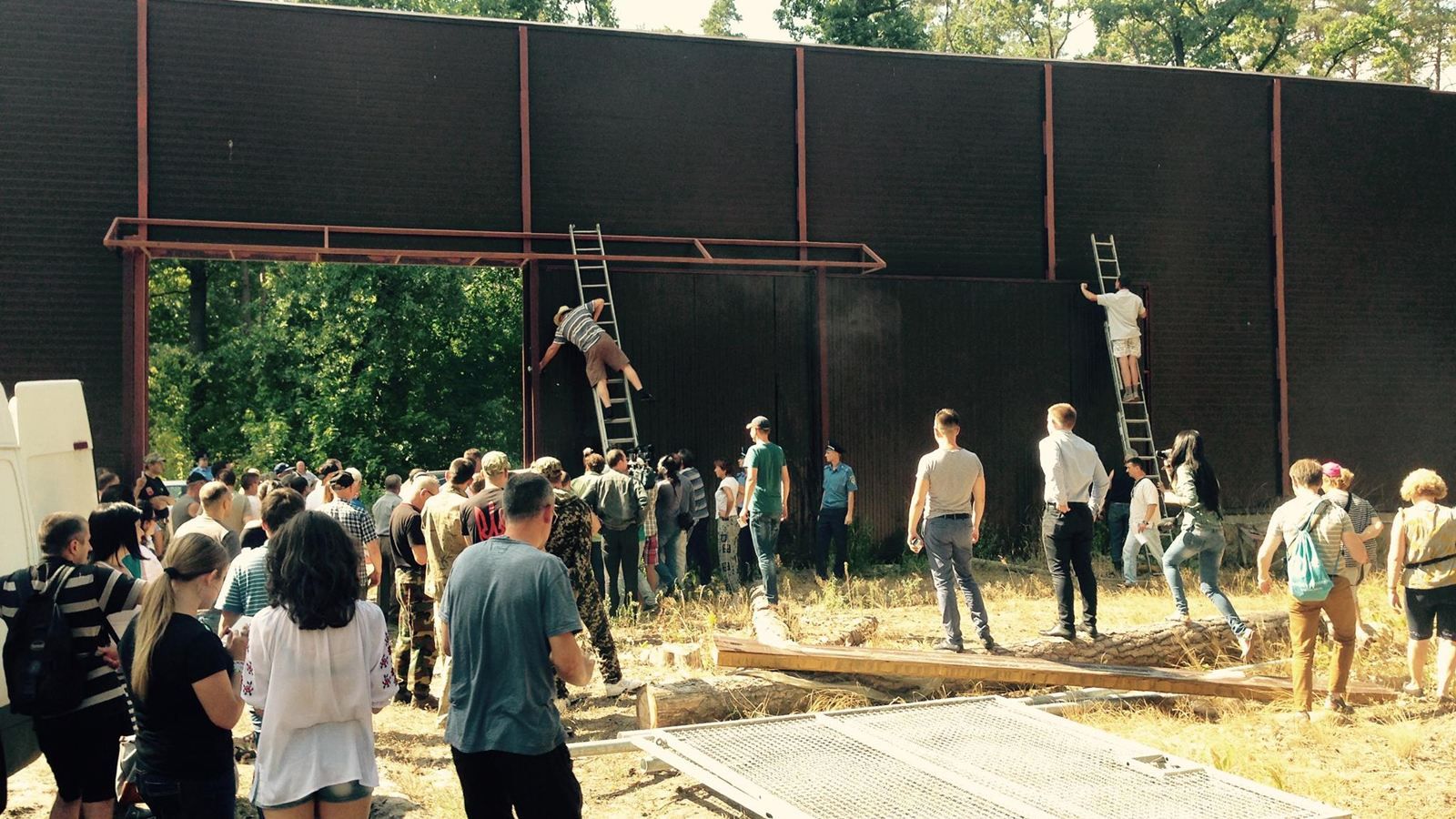 Місцеві мешканці частково розібрали 5-метровий паркан навколо угідь екс-комуніста Місцеві мешканці частково розібрали 5-метровий паркан навколо угідь екс-комуніста