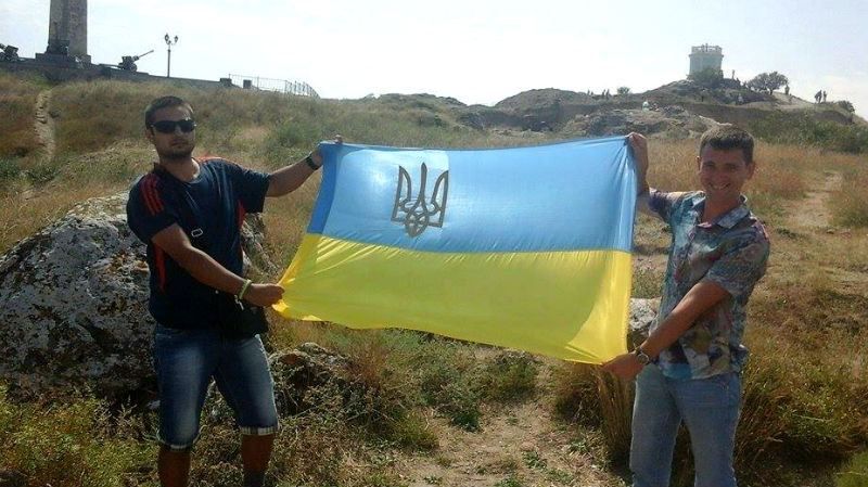 В Крыму парень попал за решетку из-за украинского флага В Крыму парень попал за решетку из-за украинского флага
