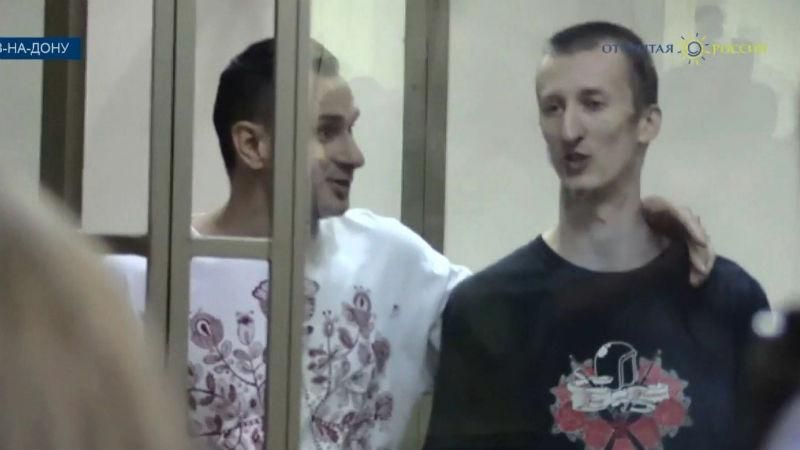 Несокрушимые. Сенкцов и Кольченко после приговора суда спели гимн