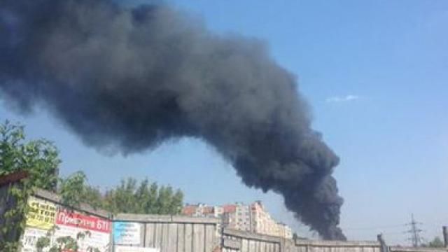 Под Киевом вспыхнули промышленные склады Под Киевом вспыхнули промышленные склады