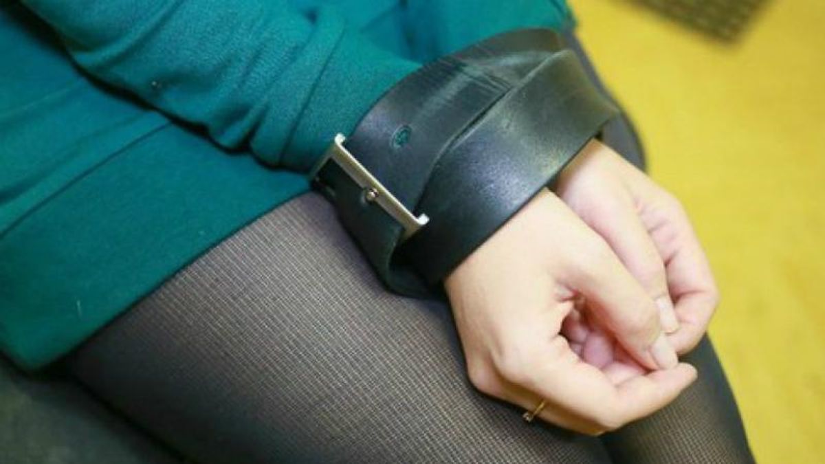 Молодую девушку хотели продать в секс-рабство за долги Молодую девушку хотели продать в секс-рабство за долги