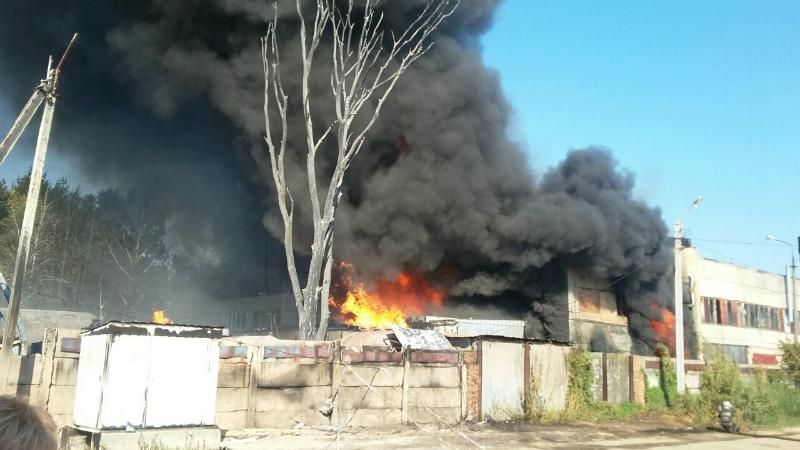 Серьезный пожар под Киевом: спасатели охлаждают емкости с химикатами