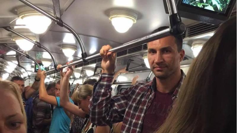 Володимир Кличко покатався у переповненому вагоні метро