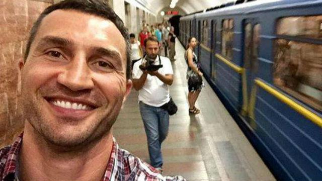 Кличко спустился в метро после 24-летнего перерыва и на радостях сделал там селфи