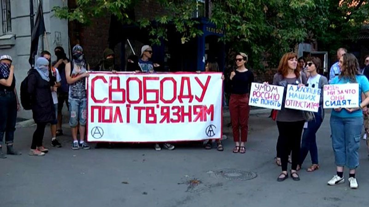 Харьковчане пикетировали консульство России в поддержку Сенцова и Кольченко Харьковчане пикетировали консульство России в поддержку Сенцова и Кольченко