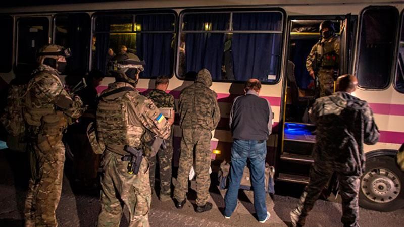 Україна видала терористам 12 полонених Україна видала терористам 12 полонених