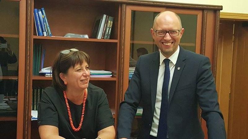 Яценюк заінтригував "хорошими новинами" Яценюк заінтригував "хорошими новинами"