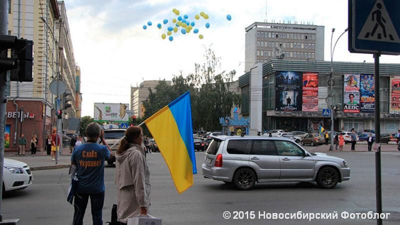 Россияне провели красивую проукраинскую акцию в Новосибирске Россияне провели красивую проукраинскую акцию в Новосибирске