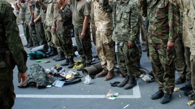 Террористы сдержали слово и освободили 12 украинских военных. Один от обмена отказался