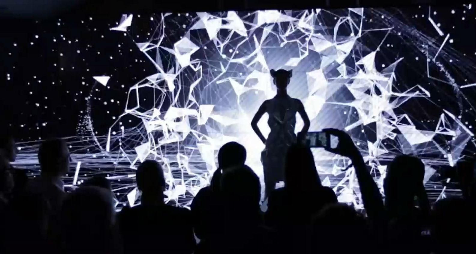 Платье из деталей автомобиля разработали в Нидерландах Платье из деталей автомобиля разработали в Нидерландах