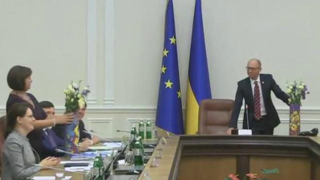 За успішні переговори Аваков подарував Яресько вазу з передової За успішні переговори Аваков подарував Яресько вазу з передової