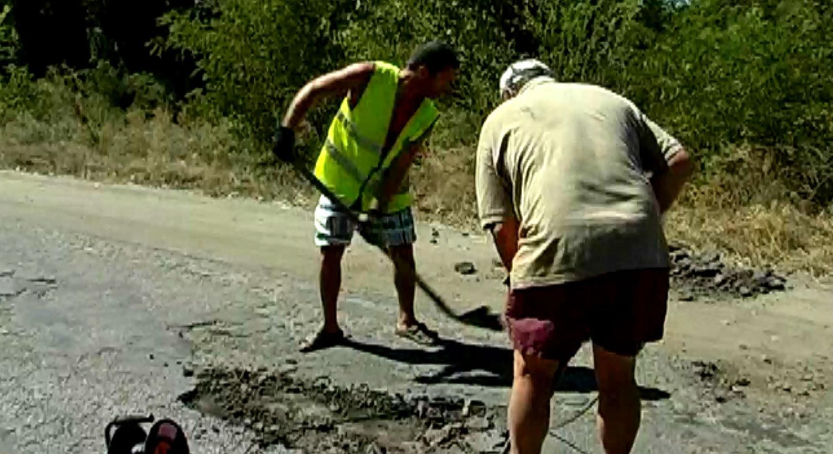 Люди власноруч відновлюють дорогу на Херсонщині Люди власноруч відновлюють дорогу на Херсонщині