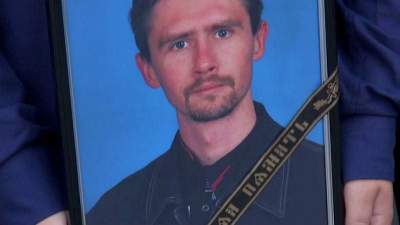 Херсон навколішки проводжав загиблого героя Херсон навколішки проводжав загиблого героя