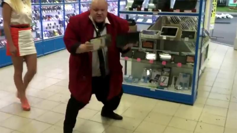 Навіжений "борець із санкційними товарами" добрався до айфонів Навіжений "борець із санкційними товарами" добрався до айфонів