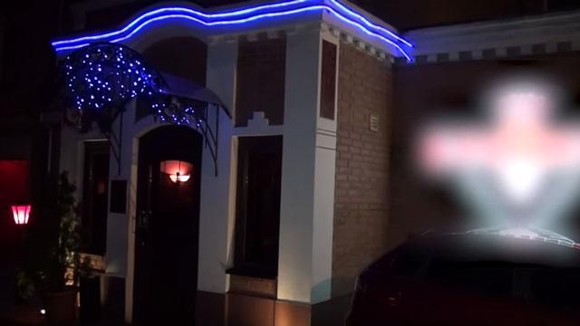 У Києві "на гарячому" викрили стриптиз-клуб з наданням секс-послуг (18+)