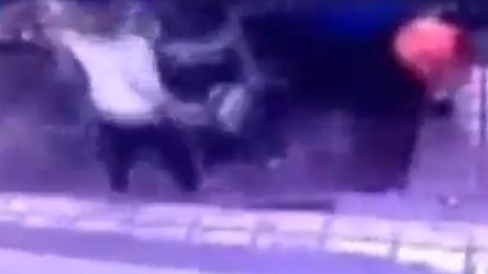 В Китае под землю ушла автобусная остановка с прохожими