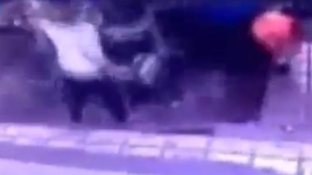 В Китае под землю ушла автобусная остановка с прохожими В Китае под землю ушла автобусная остановка с прохожими