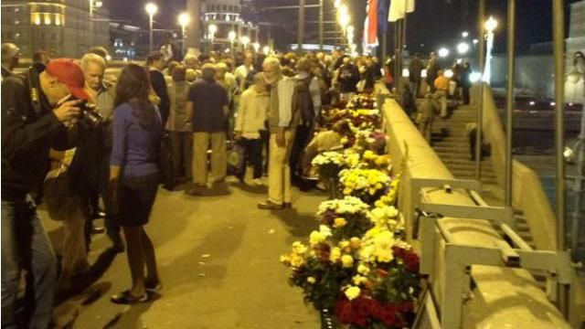 Півроку з дня вбивства Нємцова: москвичі зібралися вшанувати опозиціонера Півроку з дня вбивства Нємцова: москвичі зібралися вшанувати опозиціонера