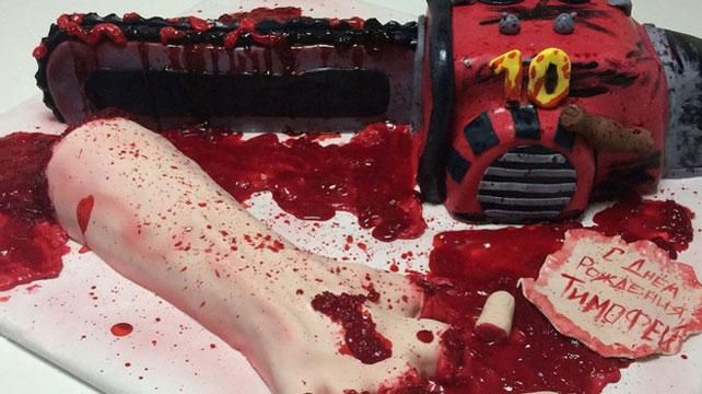 В России мама подарила сыну кровавый торт