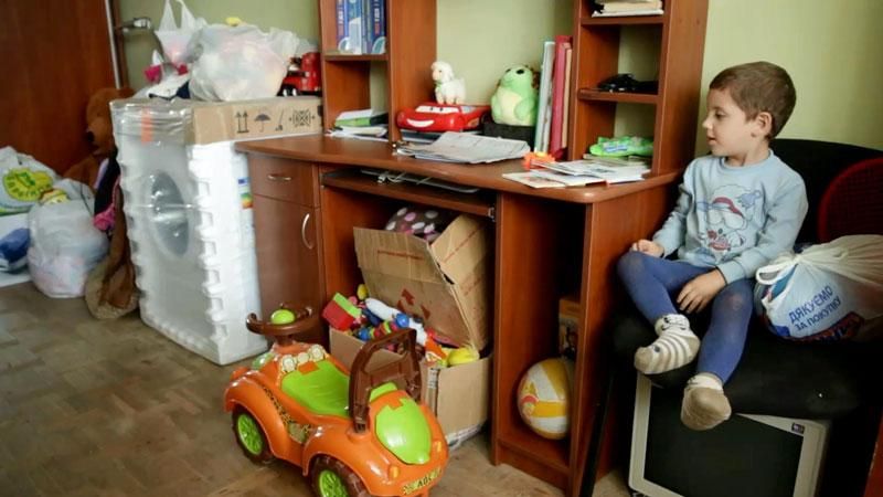 Волонтери без копійки взялись за ремонт житла для родини загиблого в АТО Волонтери без копійки взялись за ремонт житла для родини загиблого в АТО