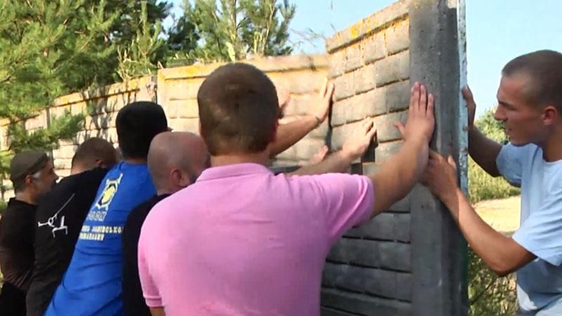 Львовские активисты с топорами валили заборы вокруг озера Львовские активисты с топорами валили заборы вокруг озера