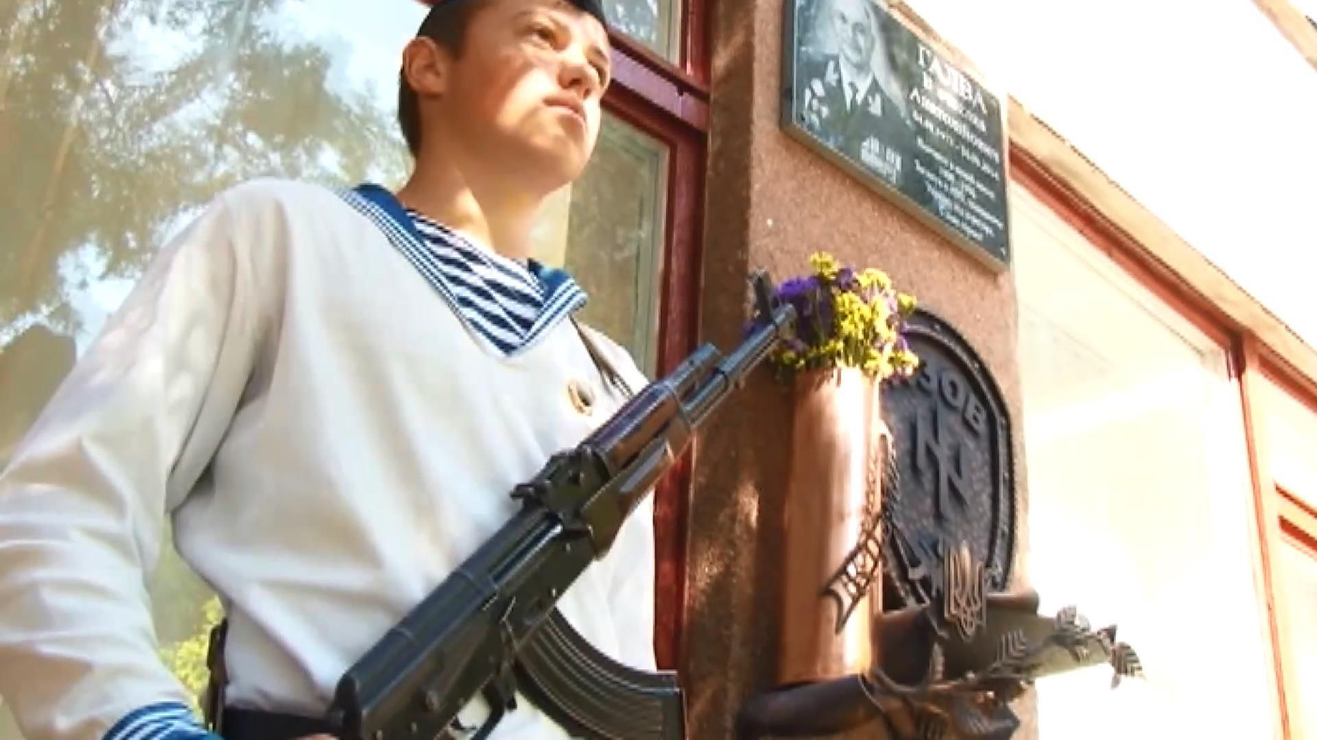 В честь погибшего инструктора "Азова" установили памятную доску