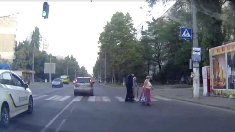 Одесситы шокированы: полицейский перекрыл движение, чтобы перевести бабушку через дорогу