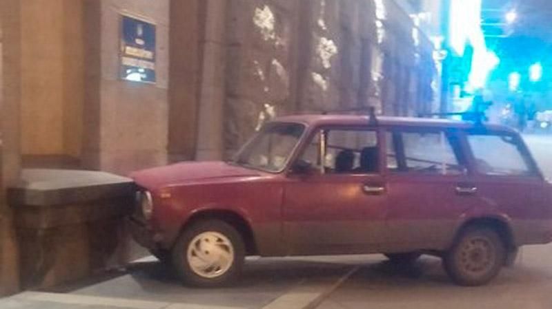 ДТП біля Кернеса: автомобіль влетів у мерію Харкова