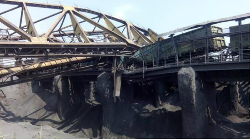 В окупованому Єнакієвому впав будівельний кран. Є жертви В окупованому Єнакієвому впав будівельний кран. Є жертви