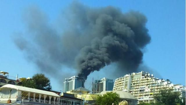Двоє рятувальників постраждали під час серйозної пожежі в Одесі 