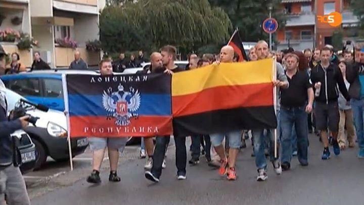 Німецькі неонацисти ходять з прапорами донецьких "борців з фашизмом"
