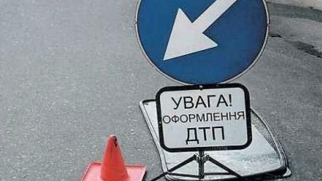 Страшна аварія у Києві. Водій збив людей на зебрі, а тікаючи розтрощив ще 6 машин