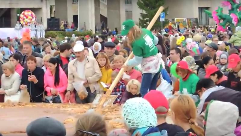 Россиян опять накормили с лопаты Россиян опять накормили с лопаты