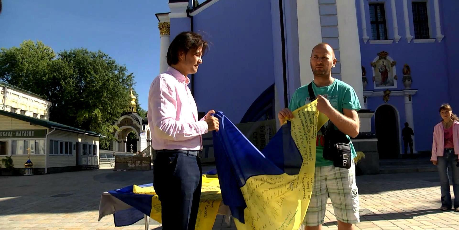 Воїнам АТО відправили прапори з побажаннями від українців Воїнам АТО відправили прапори з побажаннями від українців