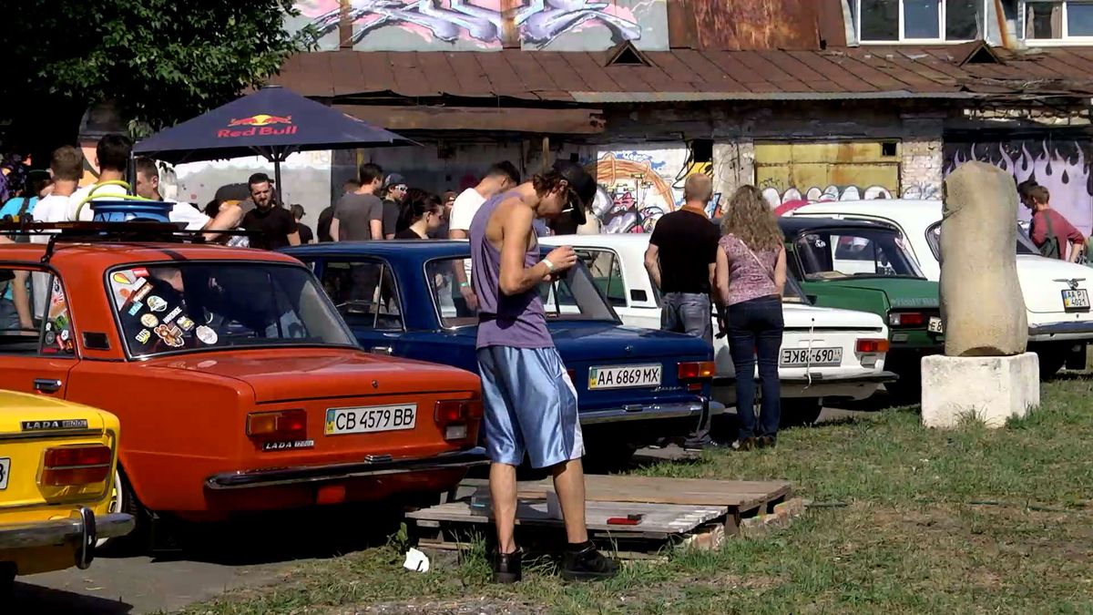 Ретро-автомобілі, мотоцикли та велосипеди показали на фестивалі у Києві