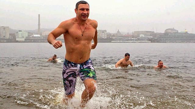 Кличко искупался в фонтане в центре Киева