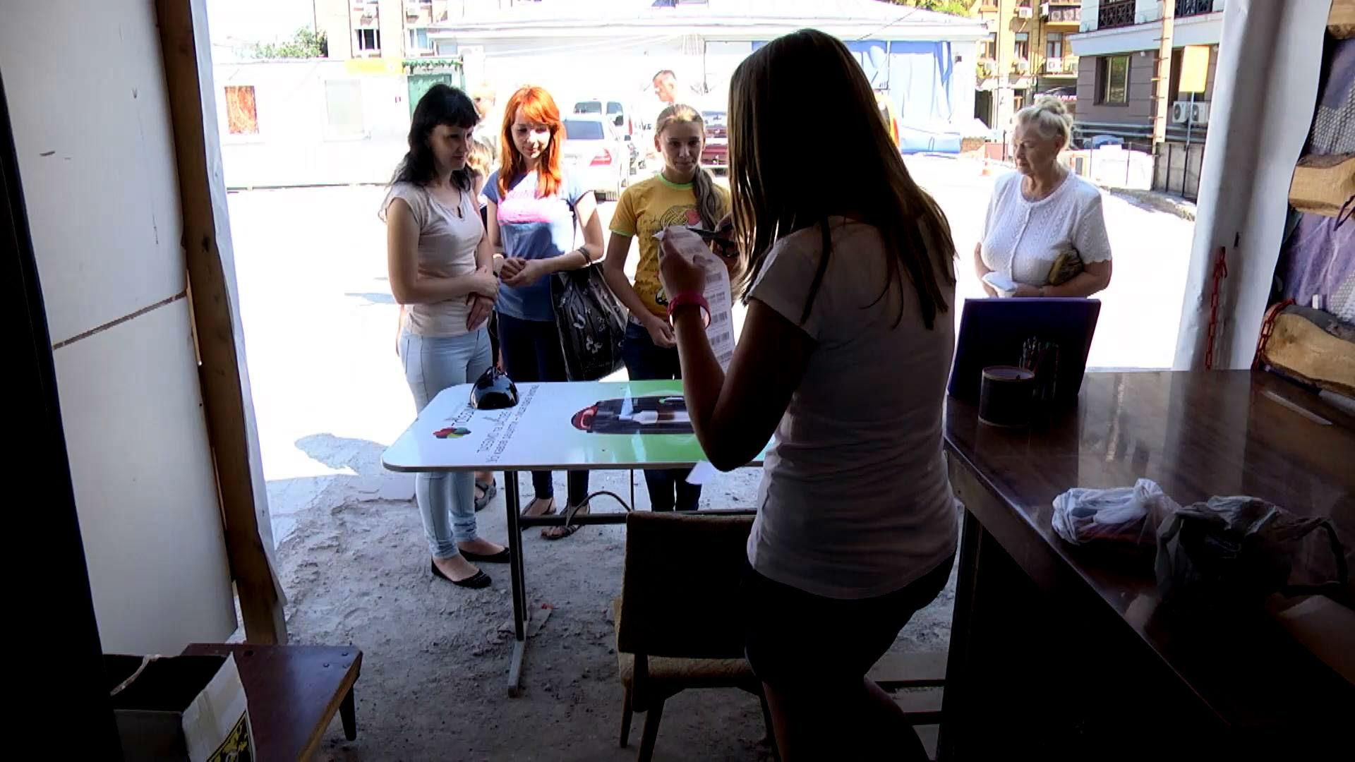 Маленьких переселенців готують до школи волонтери Маленьких переселенців готують до школи волонтери