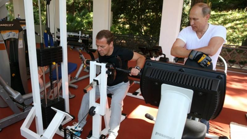 Як Медведєв вчив Путіна біцепс качати Як Медведєв вчив Путіна біцепс качати