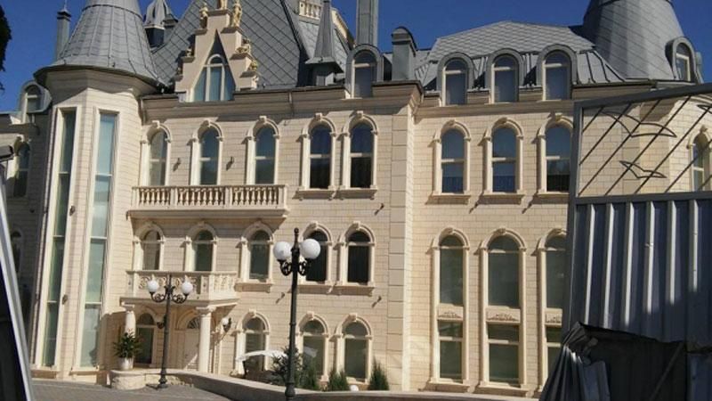 Золотий диван та портрет у стилі Пшонки: одесити штурмували маєток Ківалова Золотий диван та портрет у стилі Пшонки: одесити штурмували маєток Ківалова