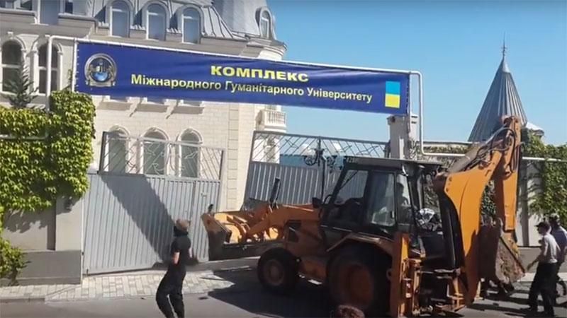 З’явилося відео епічного повалення паркану Ківалова З’явилося відео епічного повалення паркану Ківалова
