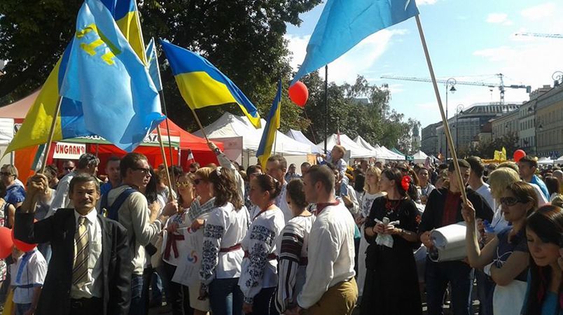 Українці у вишиванках пройшлись центром Варшави