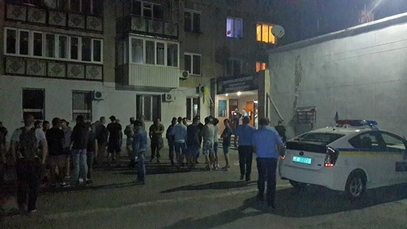 За знесення паркану Ківалова затримали активіста. Під райвідділком вже бунтують За знесення паркану Ківалова затримали активіста. Під райвідділком вже бунтують