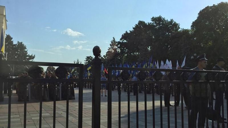 Під Верховною Радою уже протестують проти нової Конституції Під Верховною Радою уже протестують проти нової Конституції