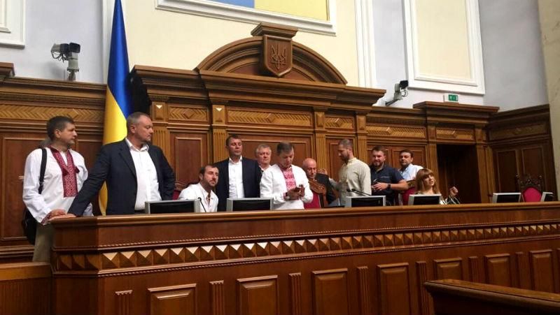 "Радикалы" заблокировали президиум Рады "Радикалы" заблокировали президиум Рады