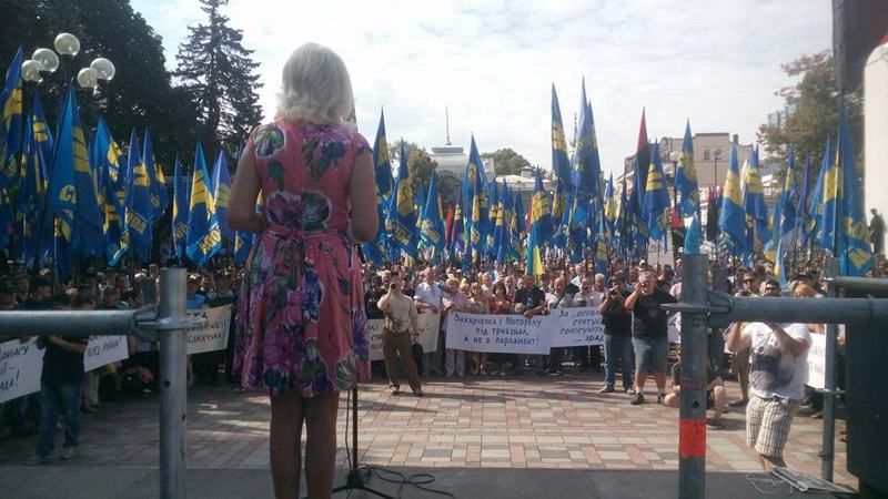 Во время выступления Фарион подрались митингующие Во время выступления Фарион подрались митингующие