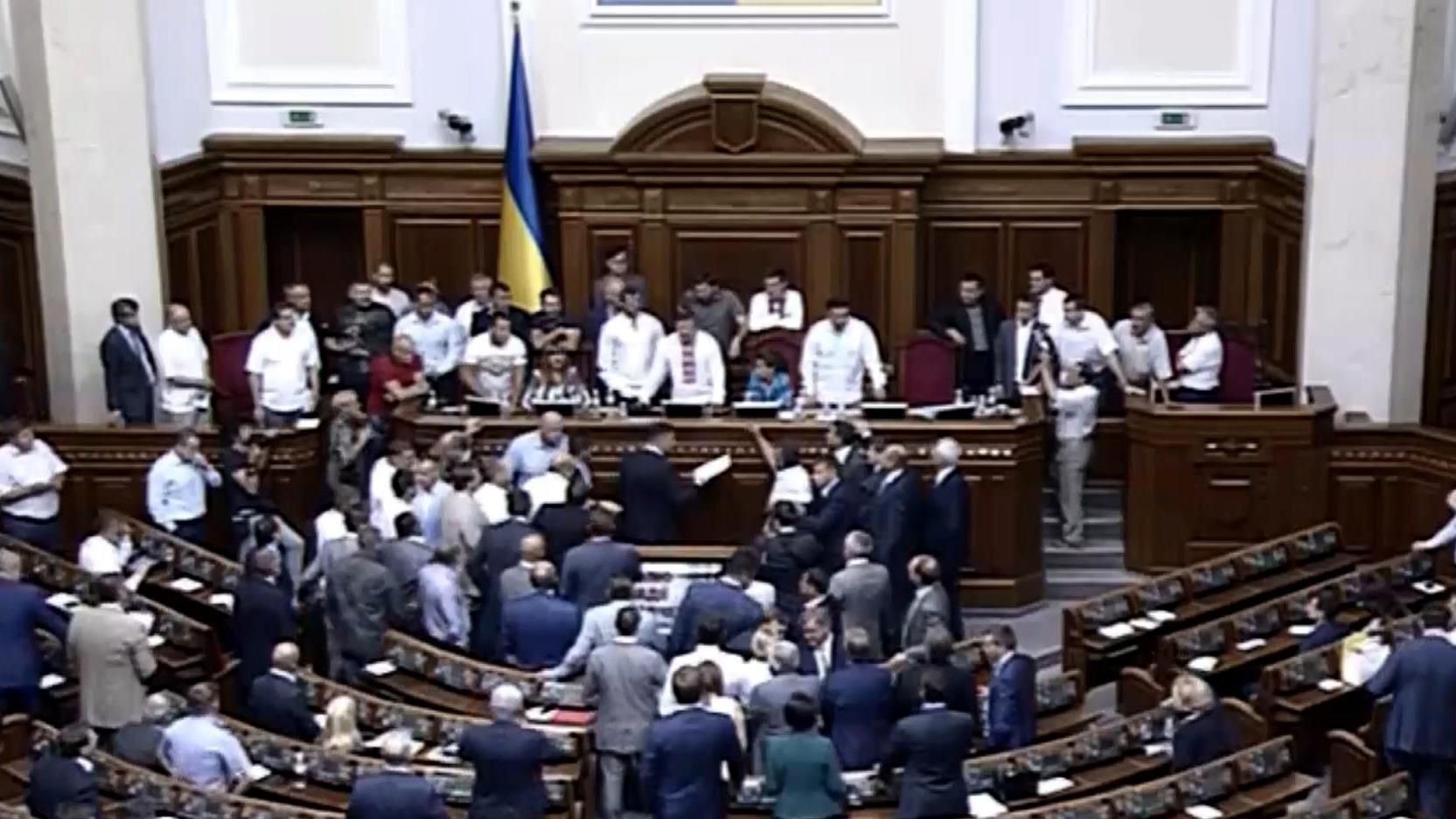 Як депутати блокували трибуну у парламенті Як депутати блокували трибуну у парламенті