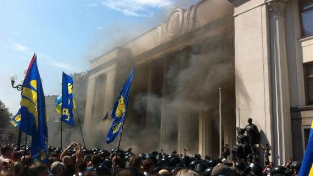 Під Радою сутички. У правоохоронців полетіли петарди, ті відповідають кийками