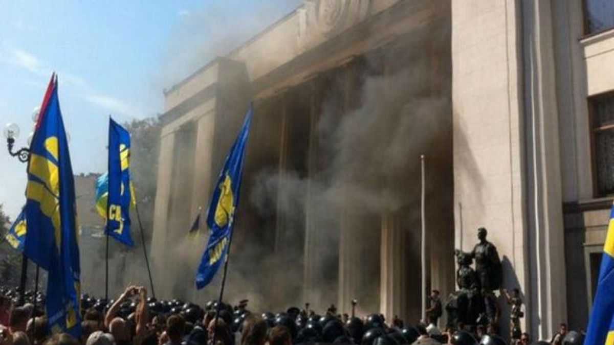 Под Радой горячо. Активисты начали штурм Под Радой горячо. Активисты начали штурм